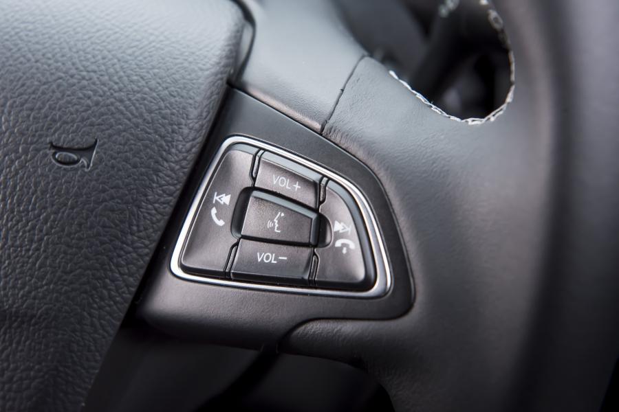 Детали интерьера Ford Kuga ST-Line 2017 года  (UK) (фото 52 из 63)